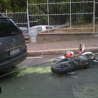 Savona, impenna e finisce contro un auto al semaforonel pomeriggio di ieri. Grave un minorenne (le foto)