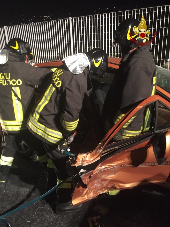 Frontale tra due auto a Finale Ligure, i vigili del fuoco estraggono 3 persone dalle lamiere