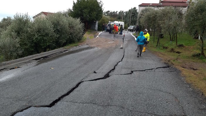 Celle, la SP22 Sanda-San Martino è chiusa ma i Brasi &quot;tremano&quot;: a rischio crollo la strada