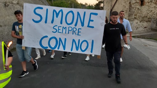 &quot;Sempre con noi&quot;, in 300 alla fiaccolata per ricordare Simone Ziporri. Funerali rimandati