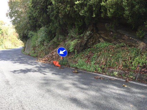 Un tratto di strada franato nei mesi scorsi