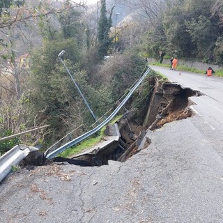 Savona, voragine sulla Sp12 del Santuario: franata parte della carreggiata (FOTO)