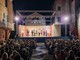 Il festival teatrale di Borgio Verezzi apre i battenti: piazza Sant’Agostino gremita per &quot;La strana coppia&quot;