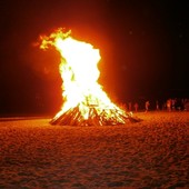 Finale, torna la disfida &quot;a colpi di fiamme&quot;: per festeggiare San Pietro i falò che accendono la vigilia