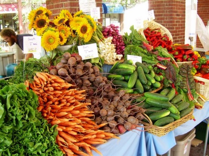 Savona: in crescita i farmers market mentre crisi per i fast food