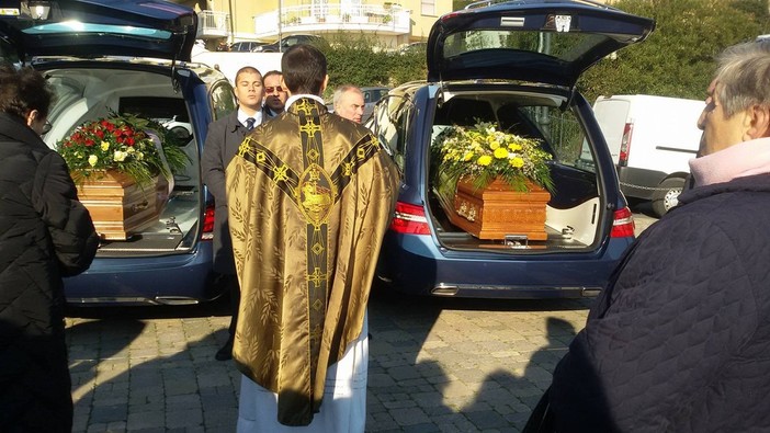 Esplosione di Arnasco, grande commozione e tristezza ai funerali di Marco Vegezzi e Edoardo Niemen