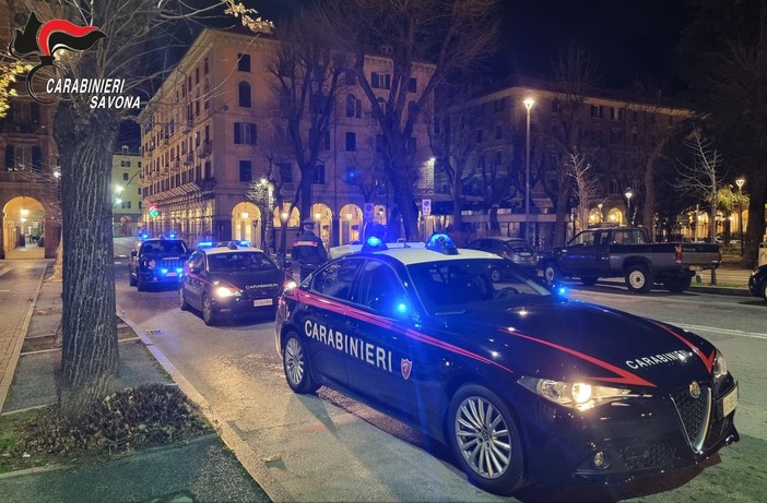 Aggrediscono e rapinano due giovani a Savona: denunciate due persone dai Carabinieri