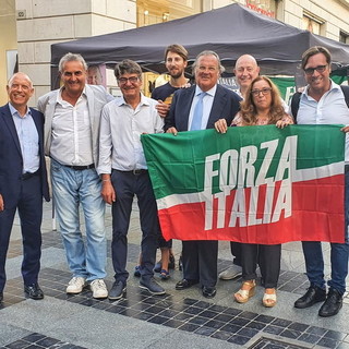 Politiche 2022, il capolista di Forza Italia al Senato Muzio e i candidati alla Camera al gazebo di Sanremo