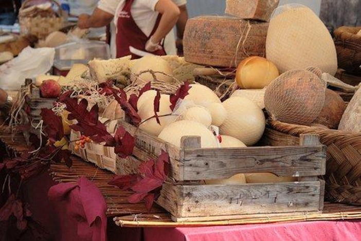 Formaggi, piadine, dolci e vino: Savona regina della gastronomia