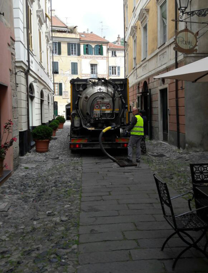 Finalborgo: esplode fognatura in via San Rocco