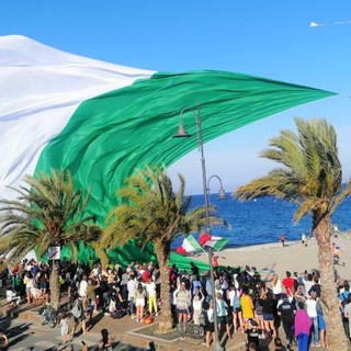 Albenga celebra la Festa della Repubblica con il Tricolore che scende dal cielo