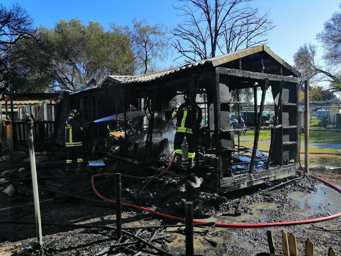 Albenga, in fiamme un bungalow nel Camping Delfino (FOTO)