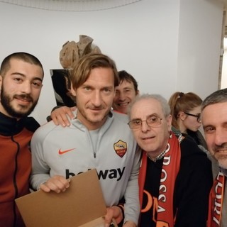 Grande sorpresa per il &quot;Roma Club Genova&quot;: incontro con Francesco Totti e tutta la squadra