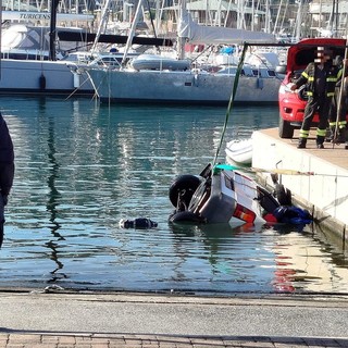 Varazze, furgone finisce in mare nella zona del porto (FOTO)