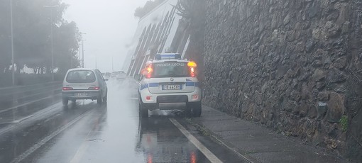 Forti piogge, allagamenti e smottamenti, intenso lavoro dei vigili del fuoco. All'opera anche la Protezione civile