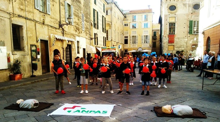 &quot;Supereroi senza superpoteri&quot;: la Croce Bianca Albenga insegna ai bambini l'importanza del massaggio cardiaco (FOTO e VIDEO)