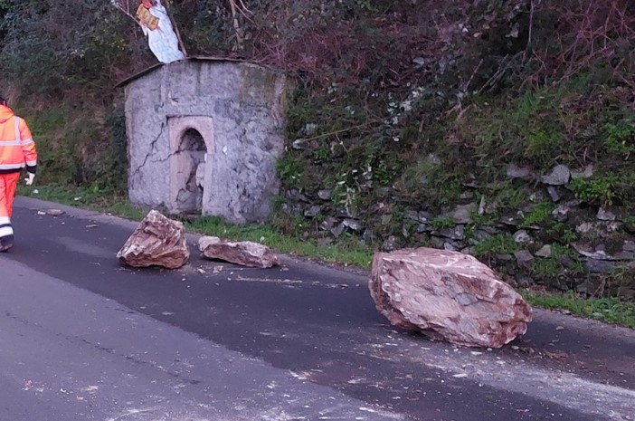 Savona, frana lungo la provinciale del Santuario: traffico a senso unico alternato