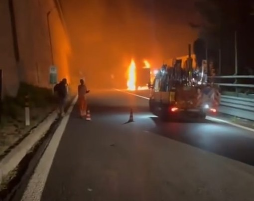 Furgone in fiamme in A10, autostrada chiusa e traffico paralizzato