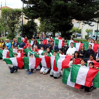 Alassio festeggia il Tricolore coi giovani studenti delle quinte elementari e i Lions