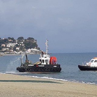 Fuliggine nel mare di Albissola: intervento della Capitaneria e di un mezzo Transmare (FOTO)