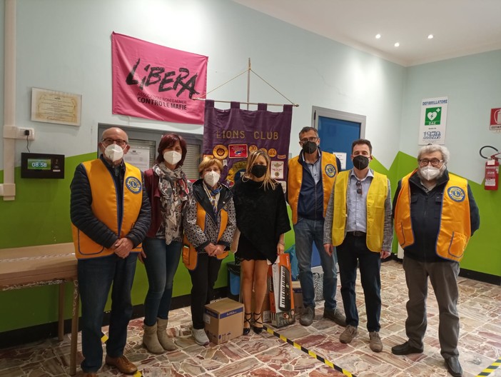 Lions Club Val Bormida dona materiale didattico all'Istituto Comprensivo di Millesimo