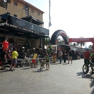 Finale Ligure, pesto with garlic and focaccia: dopo lo sport, vince la cucina per gli atleti della Enduro World Series