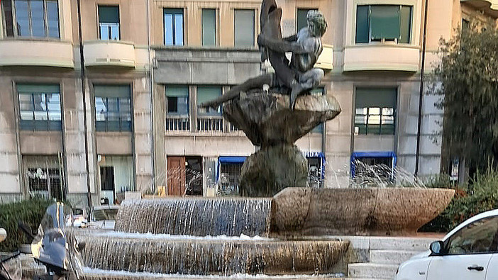 Savona, torna a zampillare l'acqua della &quot;fontana del pesce&quot; di Piazza Marconi