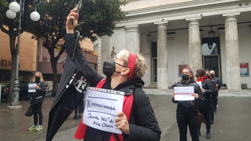 #MaiPiùSenza, flash mob del mondo della danza a Savona davanti al teatro Chiabrera (FOTO e VIDEO)