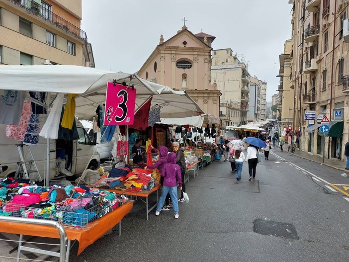 Savona, la pioggia non frena la tanto attesa fiera di Santa Rita (FOTO)