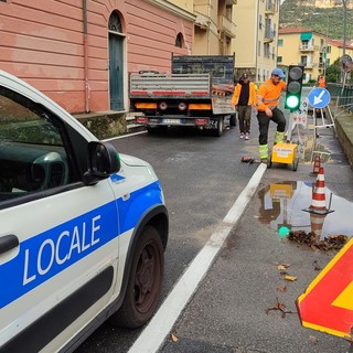 Finale, riaperta via Lungosciusa. Nuovo cedimento lungo l'argine del Pora in Borgo