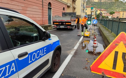 Finale, riaperta via Lungosciusa. Nuovo cedimento lungo l'argine del Pora in Borgo