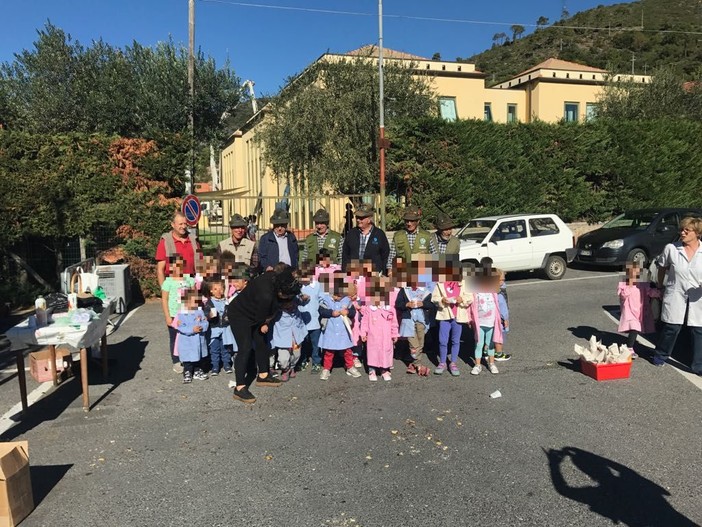 Cisano, festa del nonno con i bambini delle scuole (FOTO)