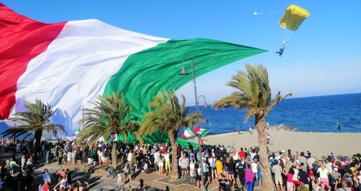 Albenga celebra la Festa della Repubblica con il Tricolore che scende dal cielo