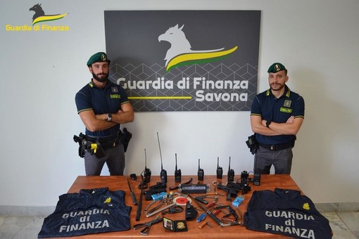 Trovati in possesso di armi, munizioni e segni distintivi in uso alle forze dell’ordine: tre giovani denunciati dalla Guardia di Finanza