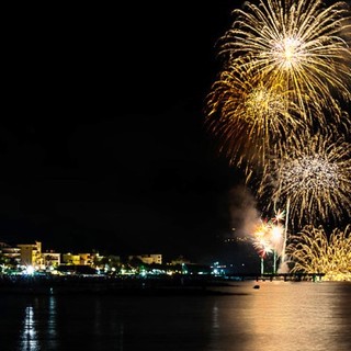 Fuochi d'artificio e spettacolo di Max Angioni. Così Ceriale festeggia San Rocco e il ponte di Ferragosto