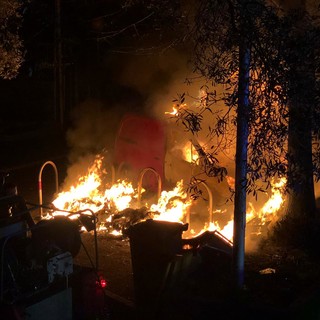 Capodanno, non per tutti è una festa: gli straordinari dei soccorritori tra ubriachi e auto e cassonetti in fiamme (FOTO)