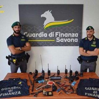 Trovati in possesso di armi, munizioni e segni distintivi in uso alle forze dell’ordine: tre giovani denunciati dalla Guardia di Finanza