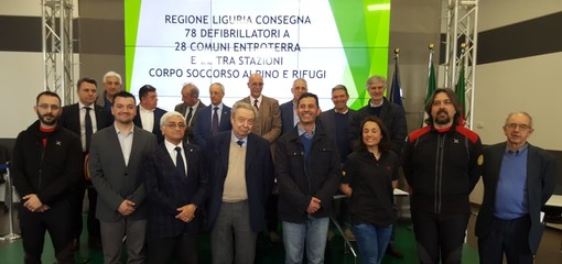 Consegnati 78 defibrillatori semiautomatici esterni a 28 Comuni liguri dell’entroterra e a 22 stazioni del Corpo Nazionale Soccorso Alpino