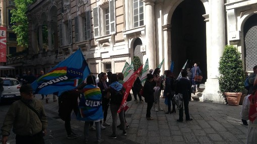 Lavoratori delle farmacie comunali in presidio davanti a Palazzo Tursi