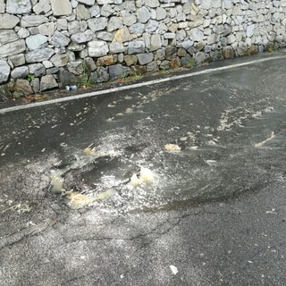 Finale Ligure, via della Pineta: asfalto spaccato, un fiume di fogna invade la strada (FOTO e VIDEO)