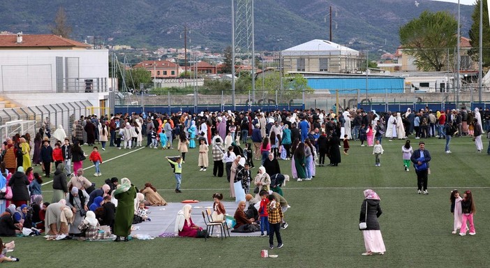 Grande festa ad Albenga per la fine del Ramadan, 1300 fedeli in preghiera al campo sportivo &quot;Riva&quot; (FOTO)