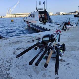 “Mare Sicuro”, controlli a tappeto della Guardia Costiera savonese: multe a stabilimenti balneari e pescatori sportivi