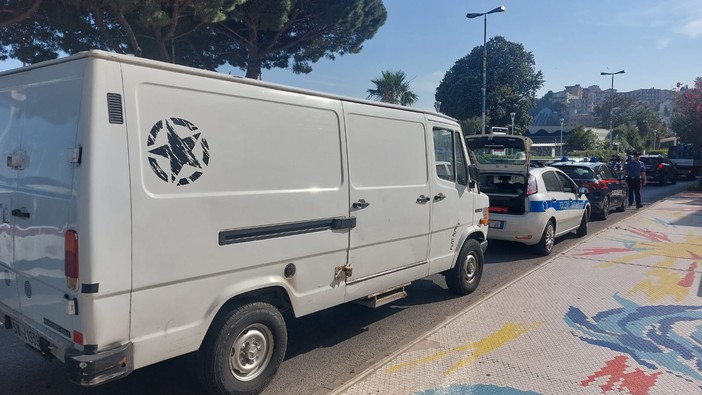 Furgone in panne sull'Aurelia, traffico nel caos ad Albissola Marina: code in entrambe le direzioni