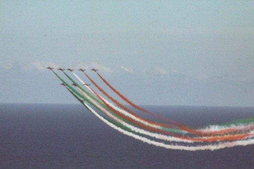Dopo le magnifiche acrobazie nei cieli della Liguria di Ponente, Le Frecce Tricolori lasciano Villanova d’Albenga