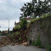 Cede un muro di contenimento a Rocchetta Cairo, chiusa via Malfettani