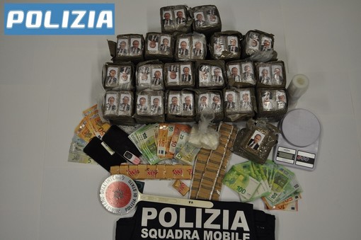 Blitz al casello autostradale, la Squadra Mobile sequestra 21 kg di droga: tre arresti