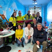 Albisola, gli assessori e la Protezione civile consegnano i doni alla pediatria del San Paolo