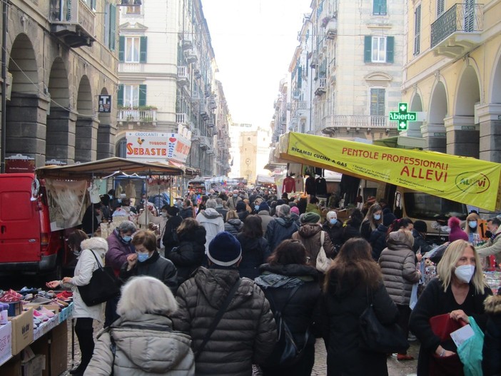 Savona, dopo un anno di stop torna la Fiera di Santa Lucia: via Paleocapa invasa da mascherine (FOTO)