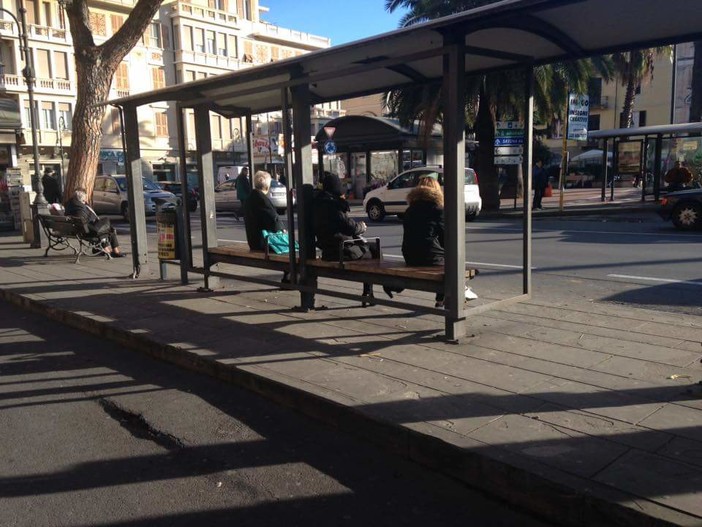 Albenga, fermata bus in piazza del Popolo priva di paratie antivento. Guarneri attacca: &quot;Senza vetri non ripara!&quot;