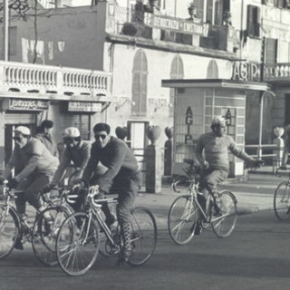 Le foto ritraggono Coppi in viaggio di nozze a Varazze e durante un allenamento all'altezza della Capitaneria di Porto a Savona e appartengono all'archivio dell'esperto di ciclismo Carlo Delfino. Nella terza foto l'inaugurazione del cippo